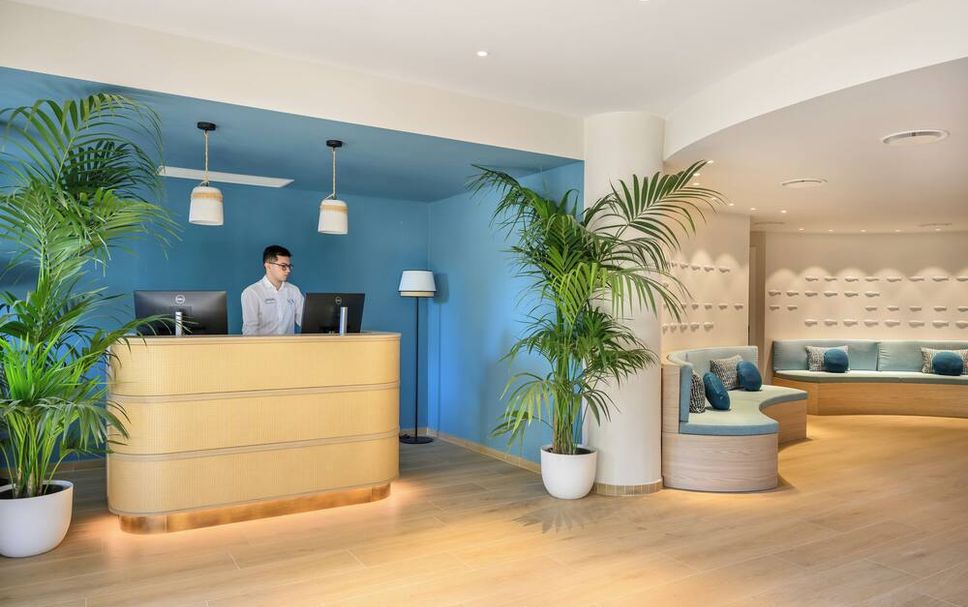 Front desk Photo