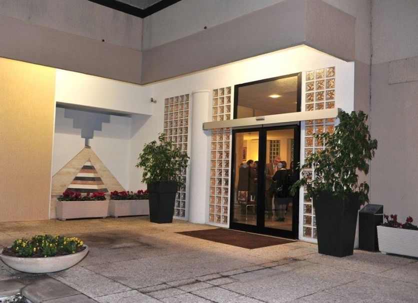 Hotel entrance Photo