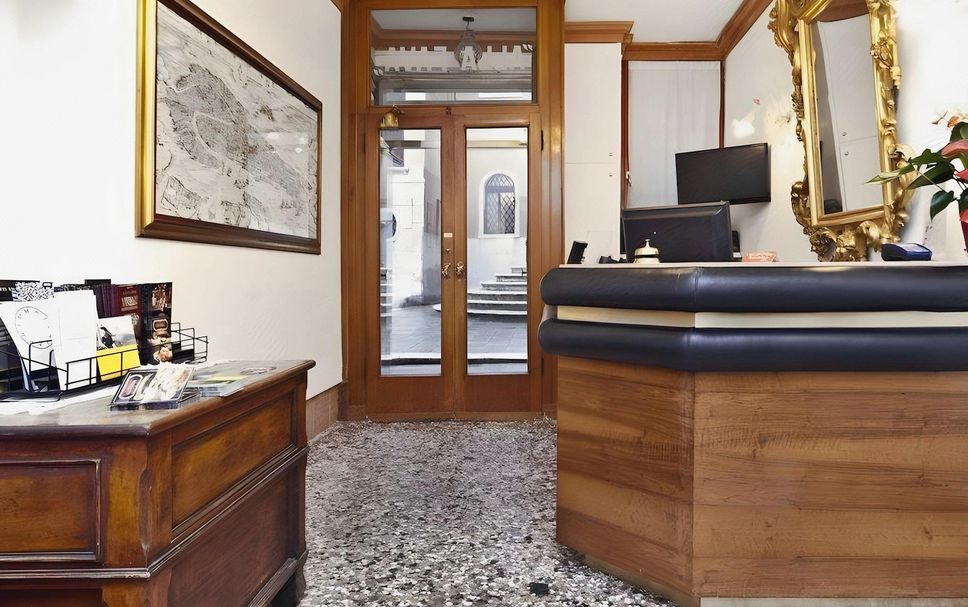 Front desk Photo