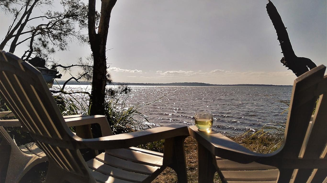 Lake Weyba Noosa Lodge & Kangaroos